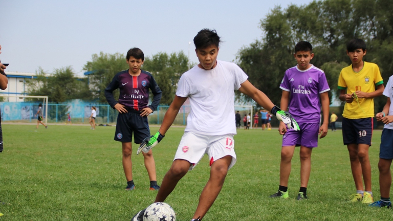 Около 1300 любителей футбола играли в двор лиге